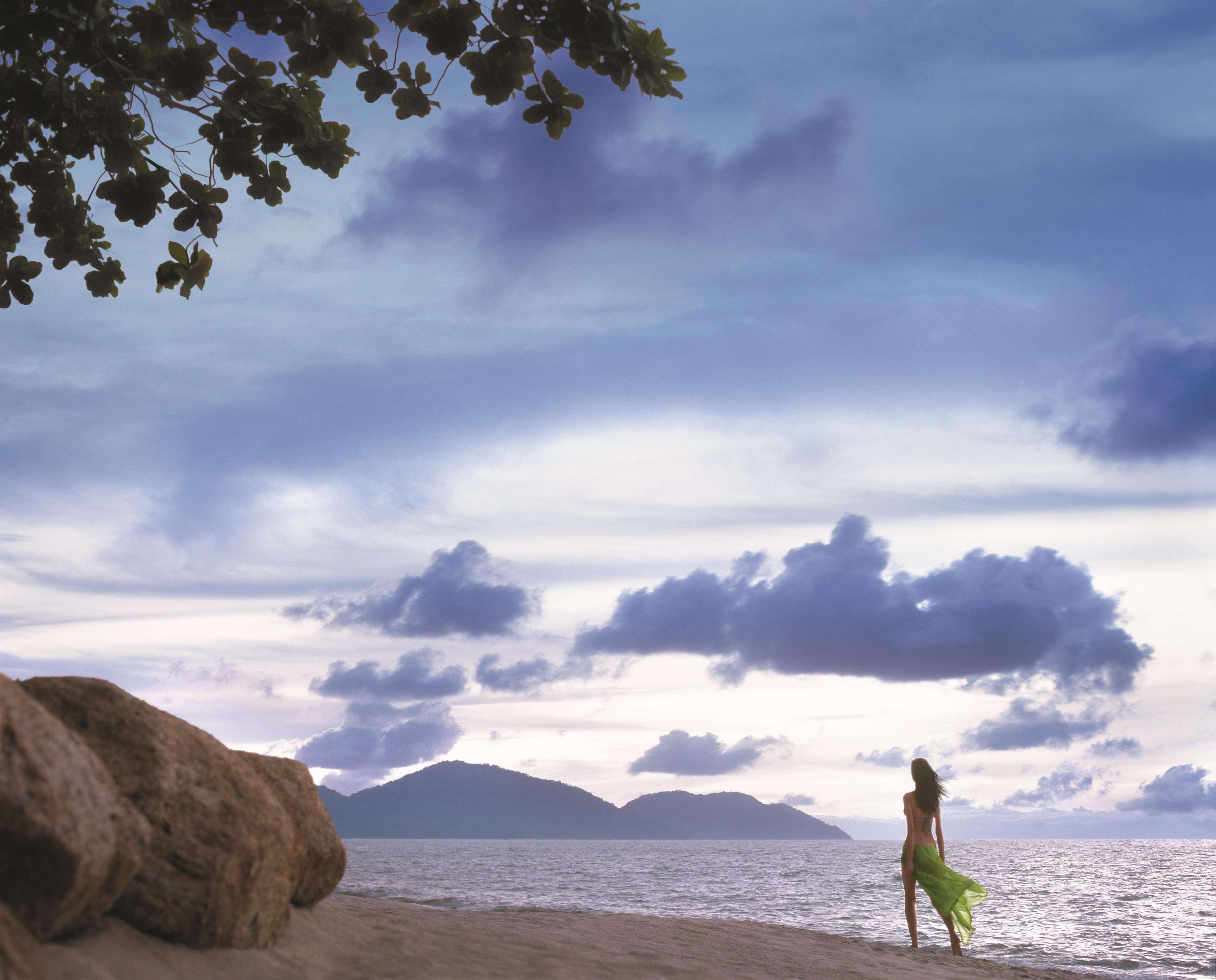 Shangri-La Rasa Sayang, Penang Batu Feringgi Exterior foto Sunset at the beach