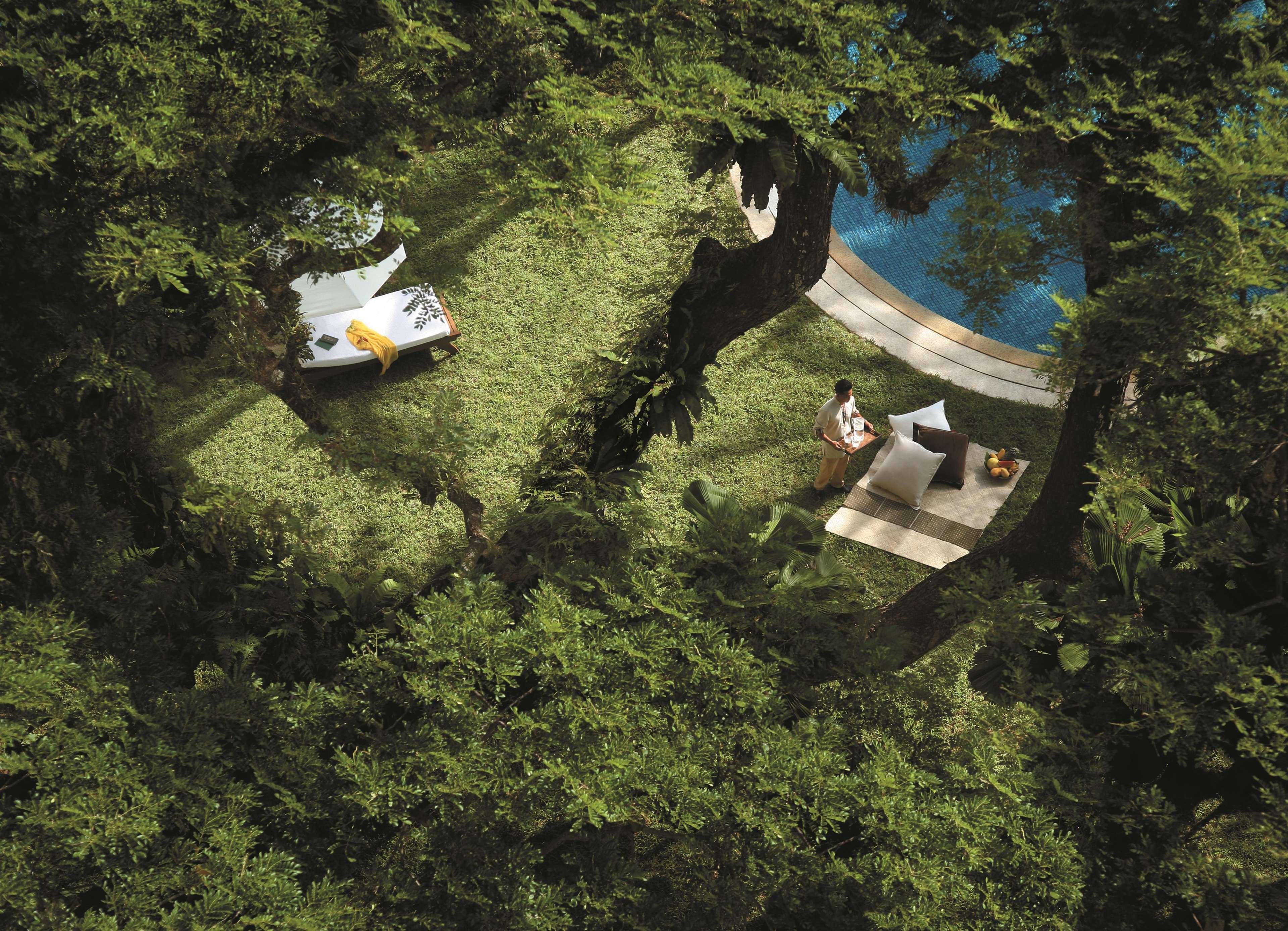 Shangri-La Rasa Sayang, Penang Batu Feringgi Exterior foto The pool at the home of the American ambassador to the United States, 2008