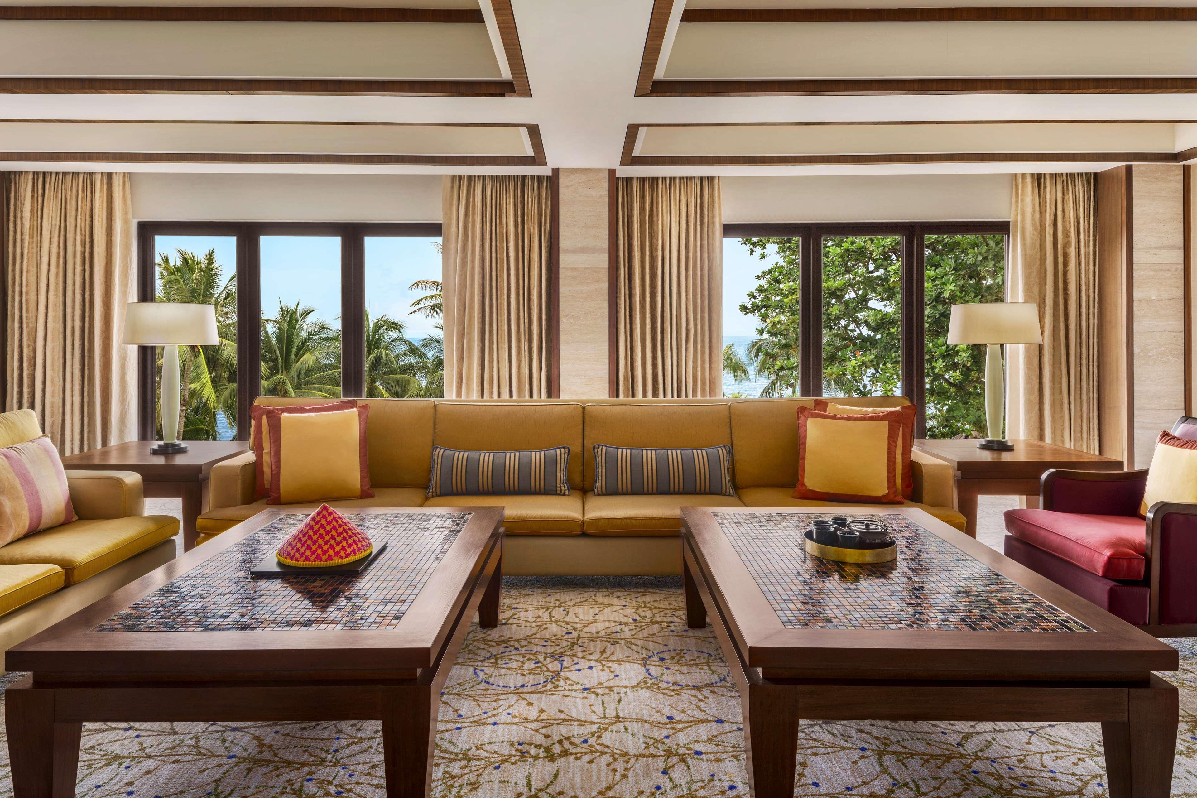 Shangri-La Rasa Sayang, Penang Batu Feringgi Exterior foto The living room of a suite at the Westin Maldives