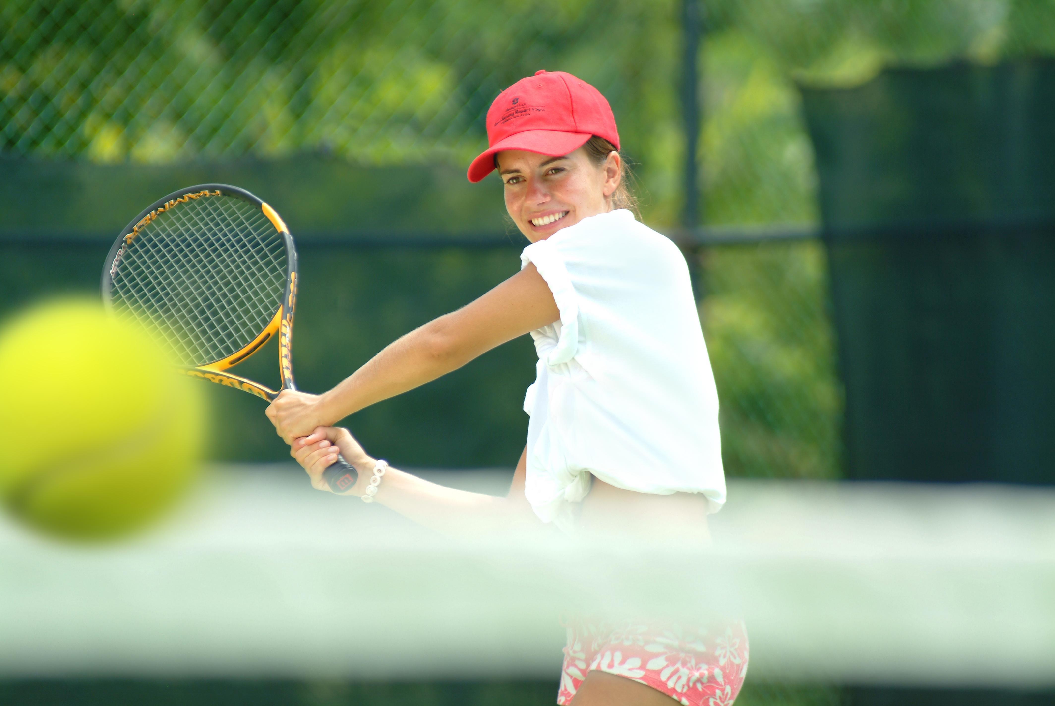 Shangri-La Rasa Sayang, Penang Batu Feringgi Exterior foto A player preparing to hit a backhand