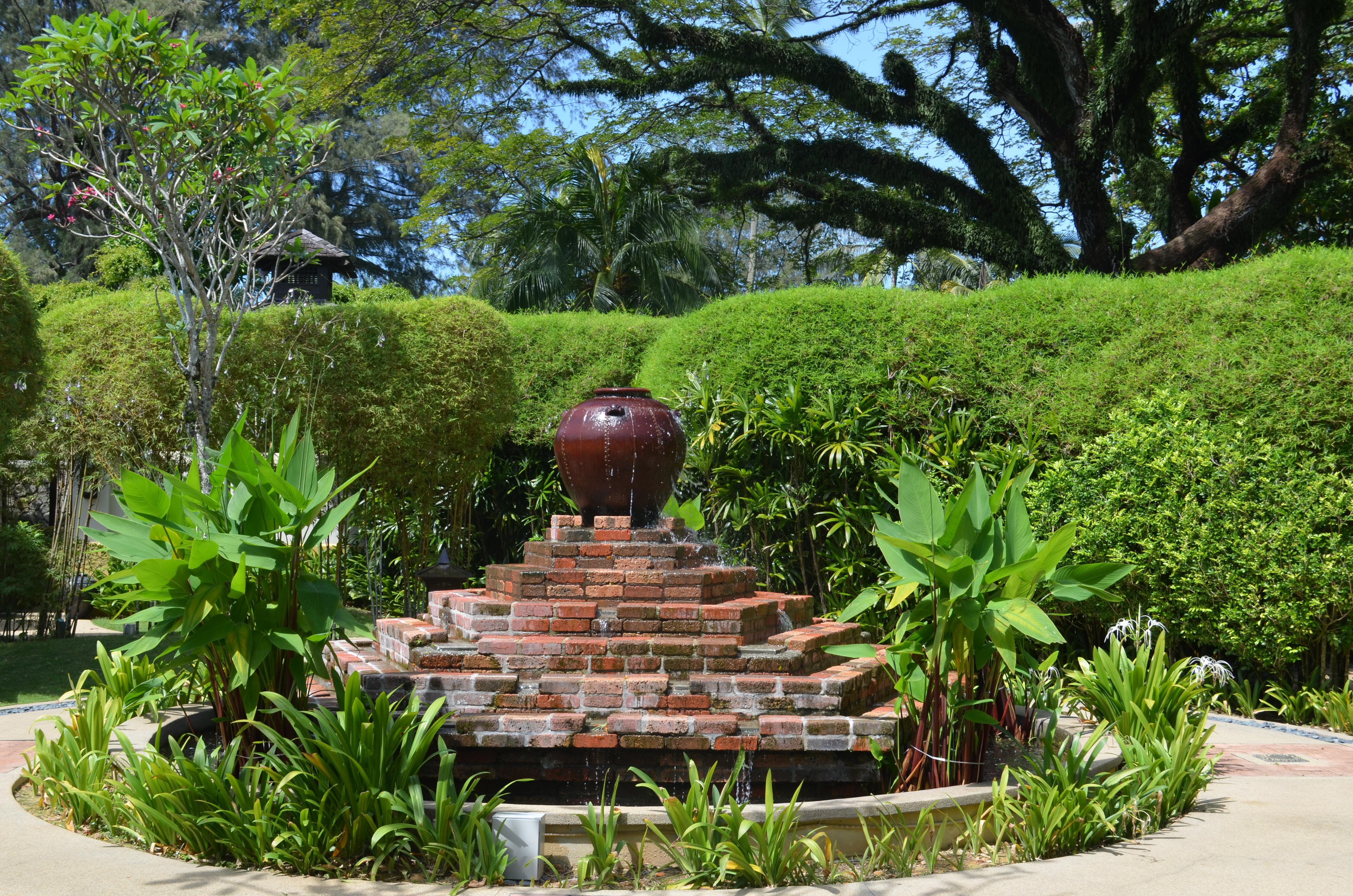 Shangri-La Rasa Sayang, Penang Batu Feringgi Exterior foto Fountain at the entrance of the park