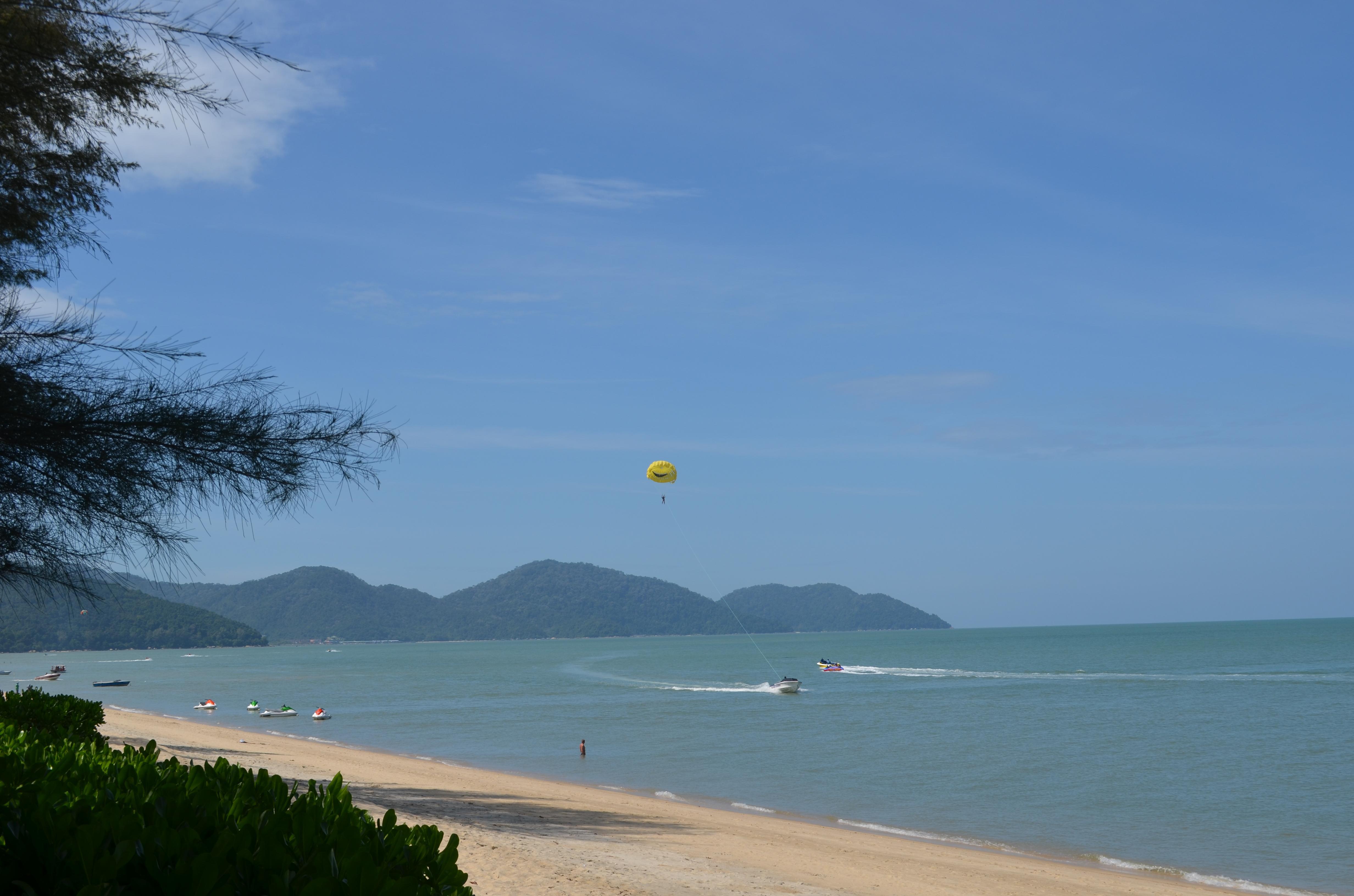 Shangri-La Rasa Sayang, Penang Batu Feringgi Exterior foto Parachute at Hua Hin Beach